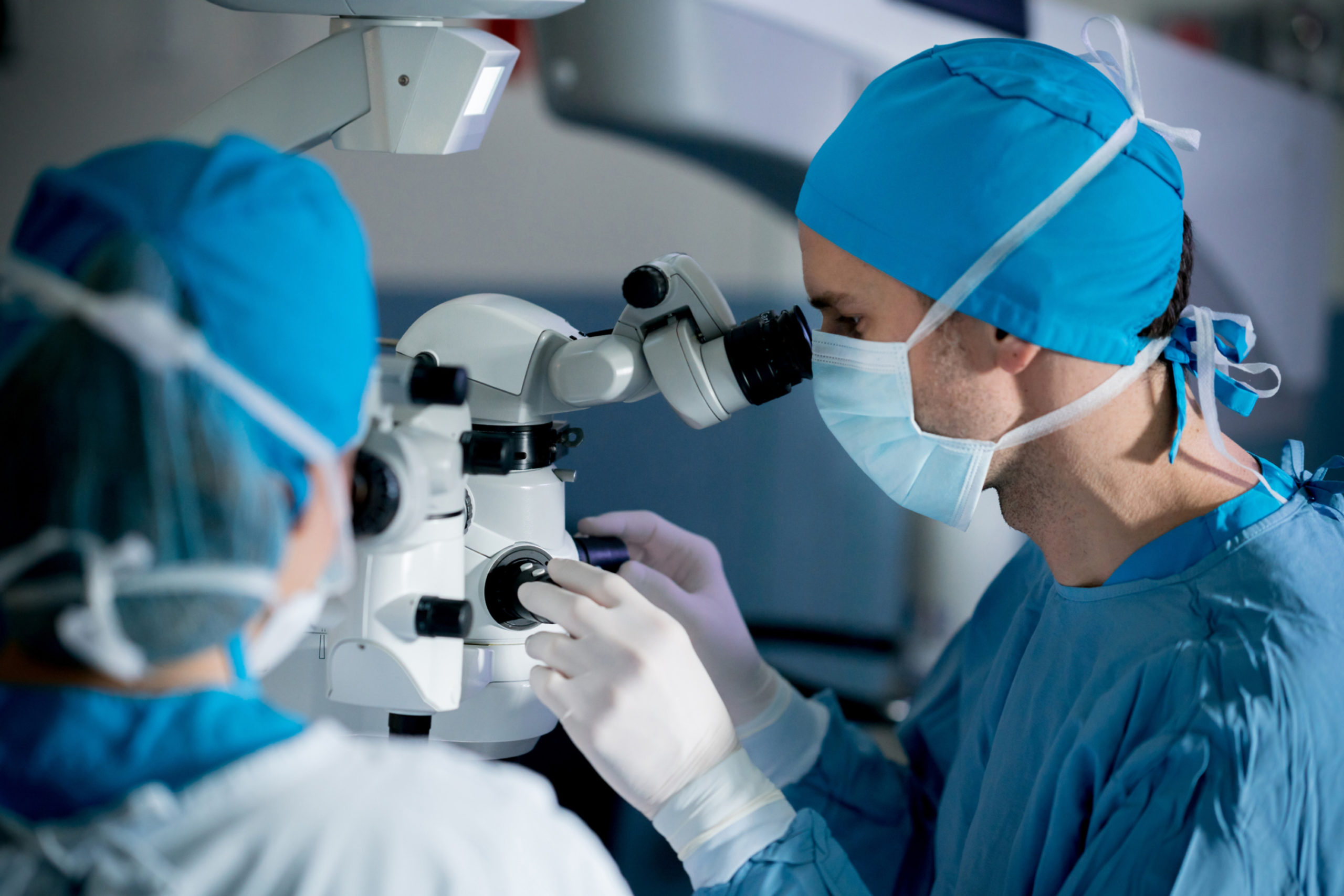 Оперативное лечение катаракты. Хирургическая операция на глаза. Хирургические операции в офтальмологии. Хирургическая коррекция зрения.